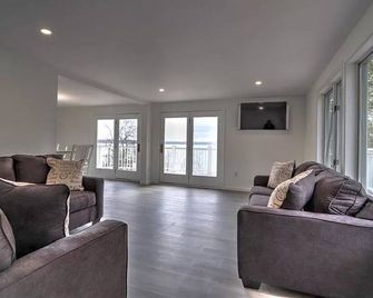 Serene Cayuga Lakefront Home on Wine Trail, Boat Dock & Fire Pit - Seneca Falls - Obývací pokoj