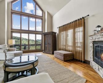 Tranquil Waters Retreat: Hot Tub, Game Room & Scenic Views - Smithville - Sala de estar