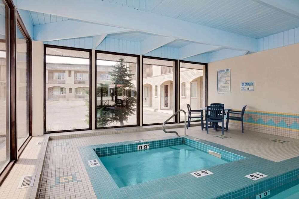 Metro Inn - Calgary - Pool