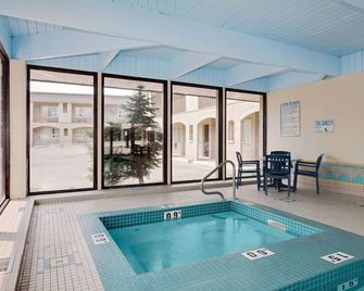Metro Inn - Calgary - Pool