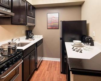Seattle Family Escape: Outdoor Pool, Pet-Friendly, Free Airport Shuttle, 2 Rooms - Renton - Keuken