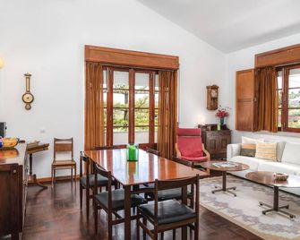 Miraserra Villa w/ spacious garden, 5min from Sesimbra/beach, Lisbon 35km - Santana - Comedor