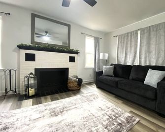 Pekin Cottage - Pekin - Living room