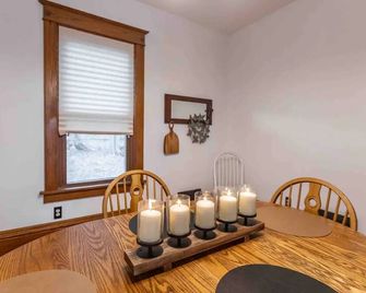 Lovely renovated home across from the park & Fountain Lake! - Albert Lea - Jídelna