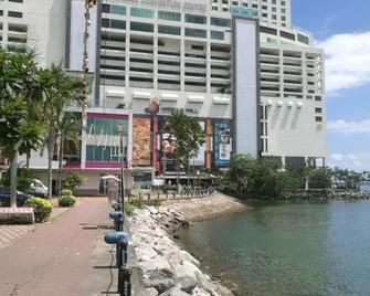 Oceanus Backpackers Hostel - Sandakan - Building