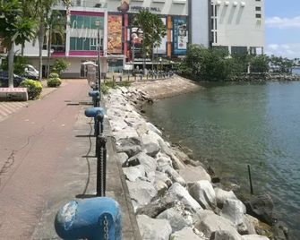 Oceanus Backpackers Hostel - Sandakan - Outdoor view
