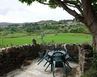 Secluded cottage in stunning mountain scenery near village - Gweedore - Patio