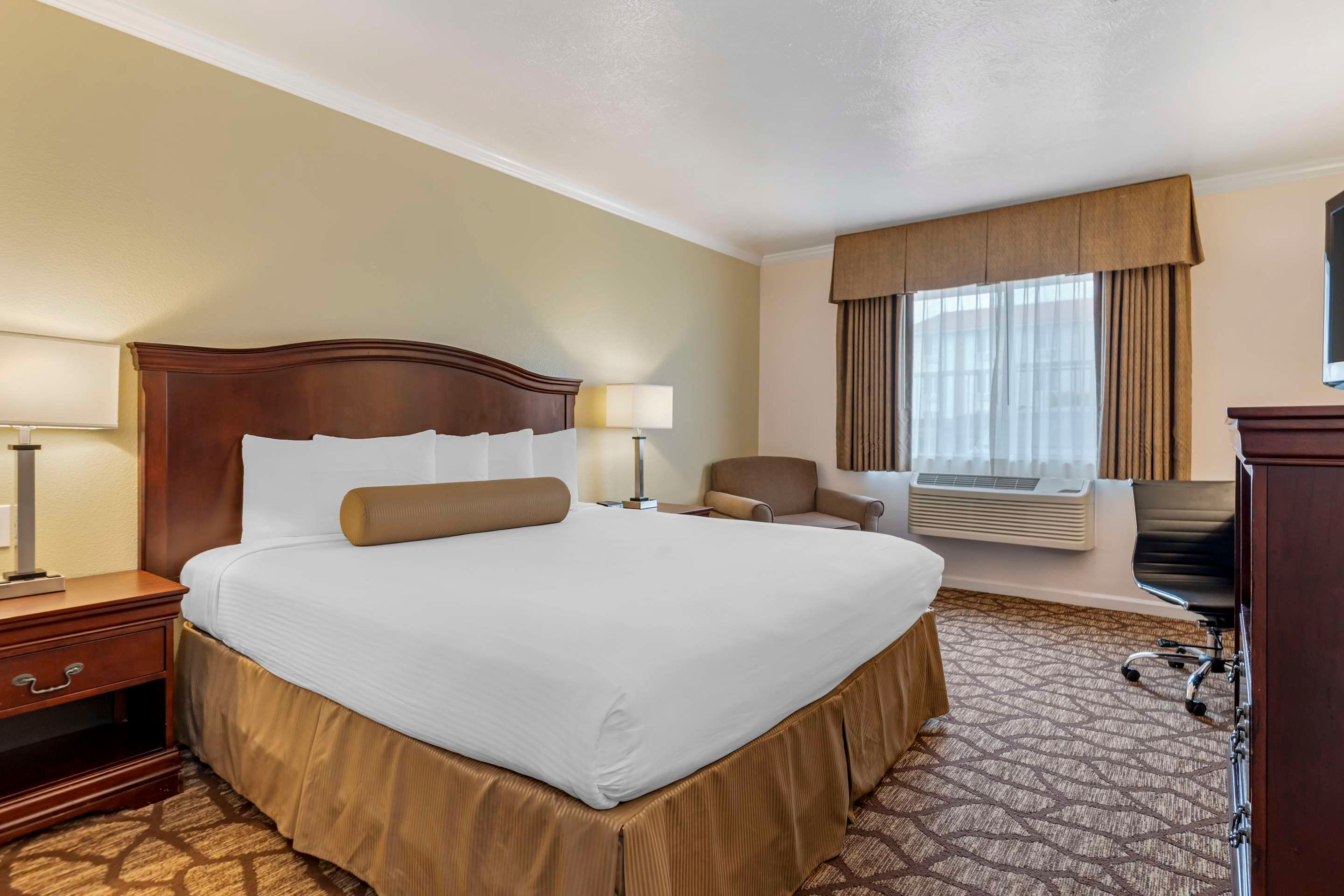 Bedroom view of Best Western Salinas Monterey Hotel