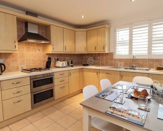 4 Fishermans Wharf, Pet Friendly, With A Garden In Whitstable - Whitstable - Kitchen