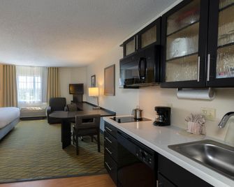 Candlewood Suites Rogers/Bentonville By IHG - Rogers - Kitchen
