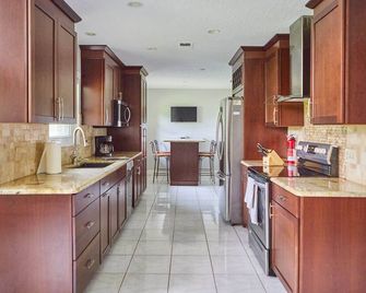 Lakefront Home on Lake Griffin / Harris chain of lakes and close to the Villages - Fruitland Park - Kitchen