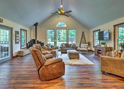 Albrightsville Retreat with Private Hot Tub! - Albrightsville - Living room