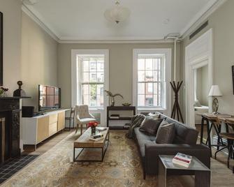 Townhouse Chic 1B/Quiet, with Washer/Drier, High Ceilings - New York - Living room