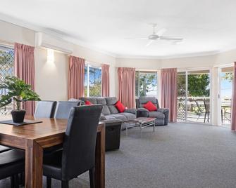 Beachside 2-Bed Apartment with Secure Parking - Torquay
