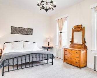 The Loft on the Square - Highland - Bedroom