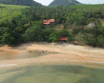 Two Kingsize bedrooms with air conditioning 1 double bedroom with fans - Koh Jum