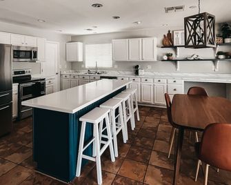 Resort Style Heated Pool close to Entertainment - טולסון - מטבח