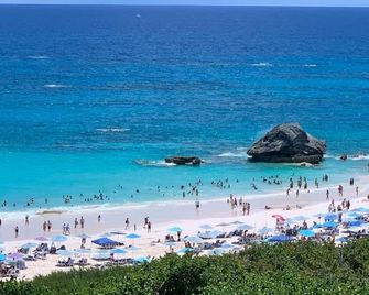 Sunset Paradise Oceanview 1Bedroom Lower Holiday Home Near Beaches - Tucker’s Town - Playa