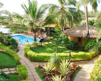 سانتانا بيتش ريزورت - كاندوليم - حوض السباحة