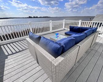 Pet-Friendly Bayside Retreat with incredible view and steps to private beach! - Milford - Balcón