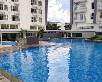 Homey and Comfy Studio Casa De Parco Apartment - South Tangerang City - Pileta