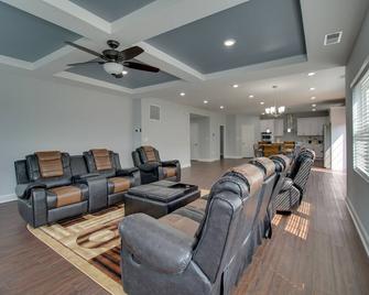 Dumfries Vacation Rental about 32 Mi to Washington DC! - Dumfries - Living room