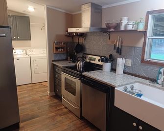 A get-away that's not too far away. Only 15 minutes to Bastrop shopping, dining. - Smithville - Kitchen