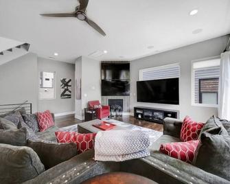 City Views - Walking Distance to Panthers Stadium - שרלוט - סלון