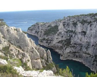 2 Room Apartment Terrace And Panoramic View Over The Bay Of Cassis With Garage - Cassis - Edificio