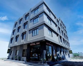 Hotel Om - Somnāth - Building