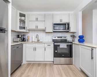 Comfort & Style Await You! -Unit A - Miami - Cucina