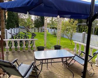 Large holiday apartment with a garden in Stepnica - Stepnica - Patio