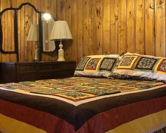 Lake Cabin in the Heart of the Hiawatha National Forest - Munising - Bedroom