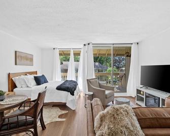 Bay Getaway, Cozy Studio Condominium in Daphne, AL - Sleeps 2 - Near Interstate - Daphne - Bedroom