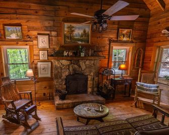 Beautiful log cabin with AC and WiFi in gorgeous Burnsville. - Burnsville - Living room
