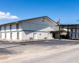 Spacious King Room - Non-Smoking - Arkadelphia - Edificio