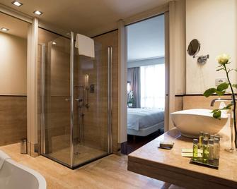 DoubleTree by Hilton Florence Metropole - Florence - Bathroom
