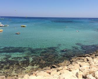 Free WIFI Luxury 2 bedroom apartment opposite St Raphael Marina 2 mins to beach - Pyrgos