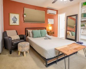 Private Yard and entrance - BBQ - Walk to DT - Desk - Midland - Bedroom