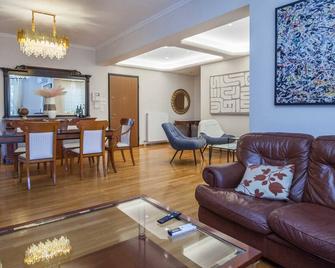Luxe 3 Bd Penthouse 5 Min from Drosia Square - Drosiá - Huiskamer