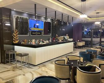 Senator Hotel - טיראנה - בר