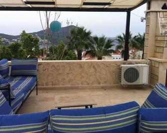 Villa M&N, Big Pool, Private Garden And Sea View - Kalkan - Balkon