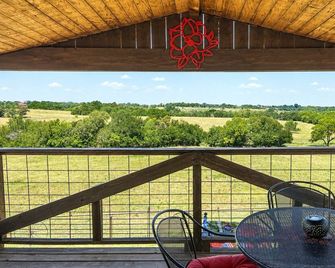 The Red Magnolia - Private Cabin on 27 Acres/Stocked Pond/Fishing/Longhorns - Ennis - Balkón