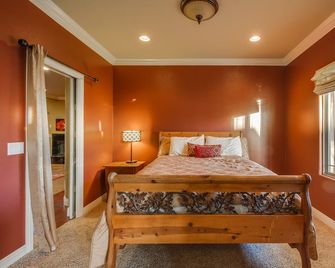 Belle's Castle - Anaheim - Bedroom