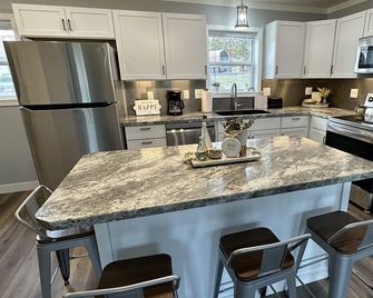 Beautiful Lake Getaway - Marion - Kitchen