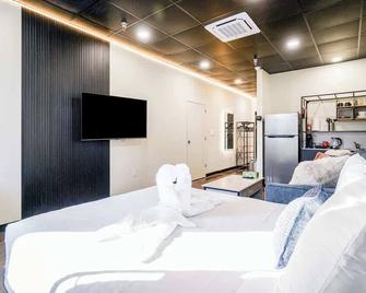 New Loft 3 min to Local hospitals Sleeps 4 - Pittsburgh - Bedroom