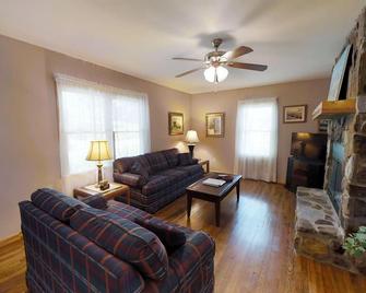 House In Town - Franklin - Wohnzimmer