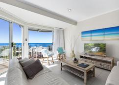 Andari Holiday Apartments - Noosa Heads - Living room