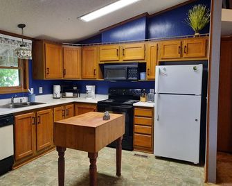 2-bedroom home in quiet neighborhood - Kimball - Kitchen