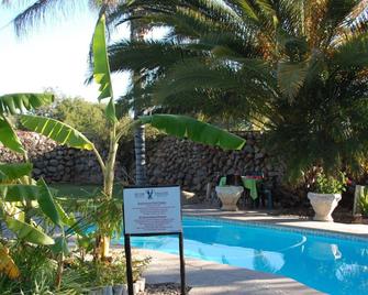 Bush Pillow Guest House - Otjiwarongo - Pool
